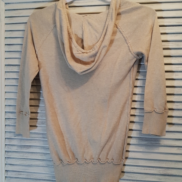 JJ Basics 3/4 Top With Hood. Size Medium. - Picture 2 of 2